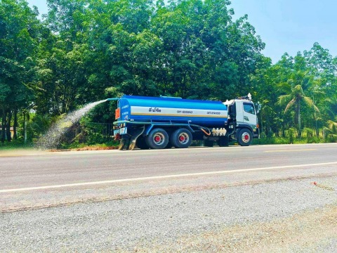 ฉีดน้ำไล่ฝุ่นถนน ฉีดน้ำไล่ฝุ่นถนน